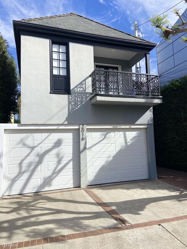 Foto principal - 2 br, 2.5 bath Townhome - 2016 Alberta Ave...