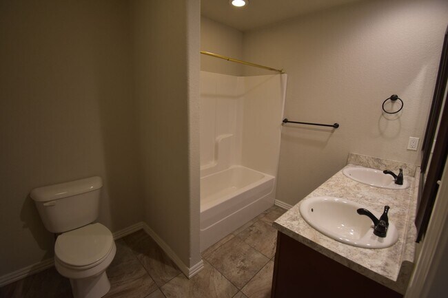 Building Photo - 3 Bedroom, 2 Bath, 2 Car Garage Home! Larg...