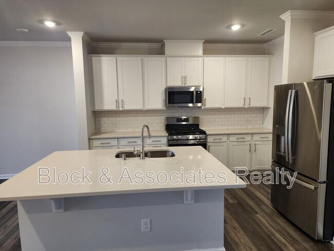 Building Photo - 330 Deercroft Dr