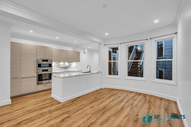 Foto del edificio - Russian Hill: Recently Remodeled Flat with In-Unit Washer & Dryer & A/C