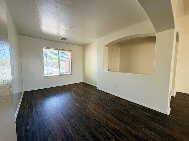 Foto del edificio - Freshly Painted 1-Story Home with Spacious...