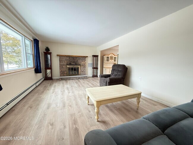 Foto del edificio - 63 Shorewood Dr