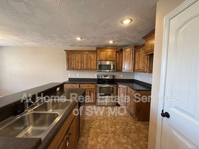 Building Photo - 658 N Santa Monica Dr