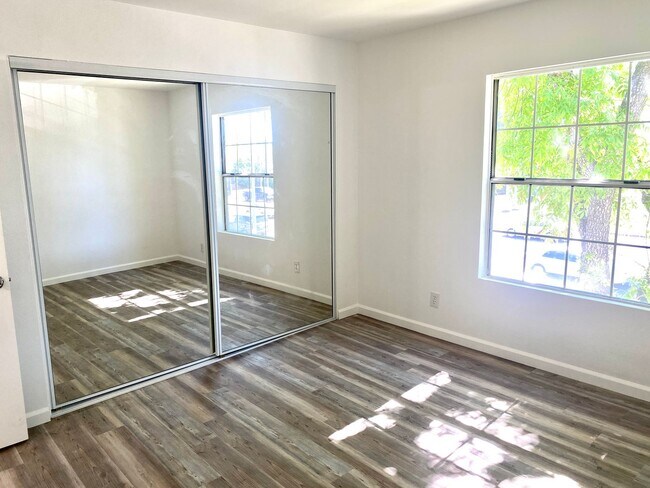Foto del edificio - Lovely 2 Bed/2 Bath with Hardwood Floors, Central Air Conditioning, Stainless Steel Appliances, a...