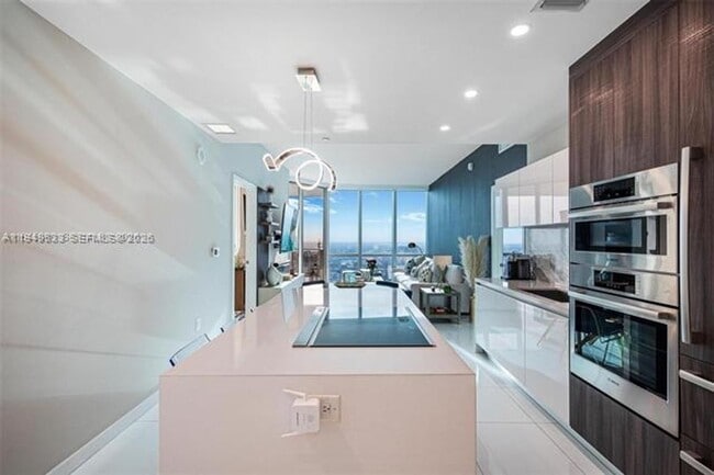 Building Photo - 851 NE 1st Ave