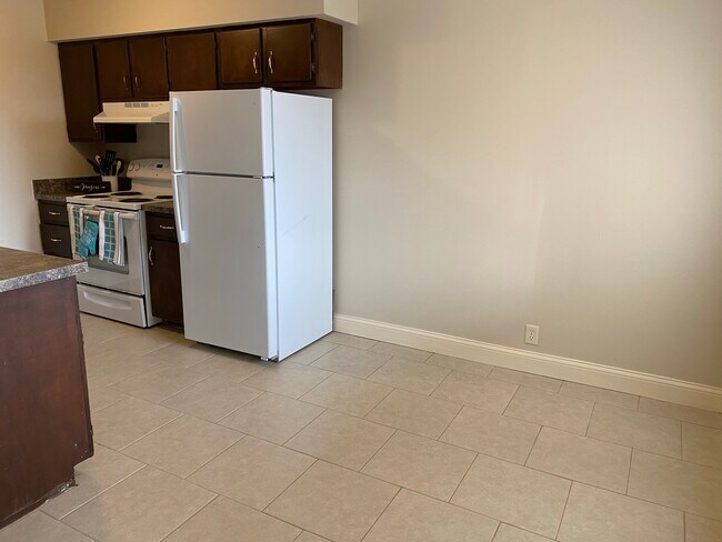 Dining room that fits 4-6 person table - 1822 Knox St