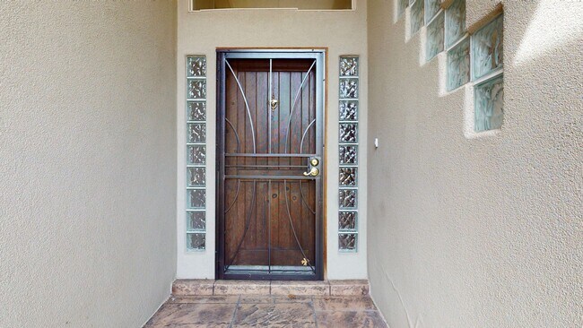 Foto del edificio - BEAUTIFULL 3 Bedroom  2 Bath IN THE FOOTHILLS