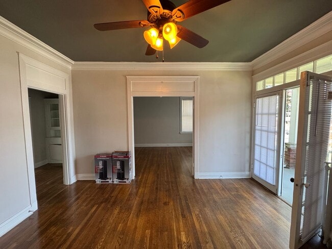 Building Photo - Large 2 Bedroom Apartment in Midtown!