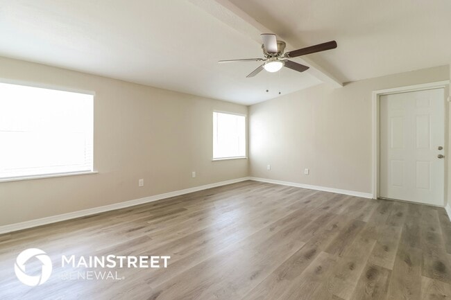 Building Photo - 827 E River Dr