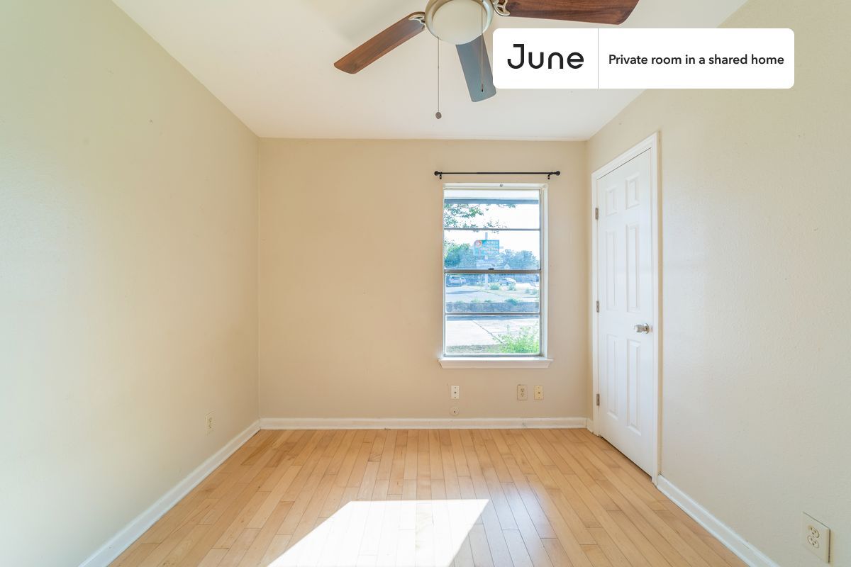 Foto principal - Private bedroom in 4 bed/3 bath Home