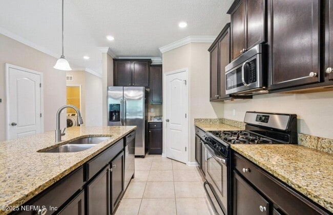 Building Photo - 73 Calle de Paz