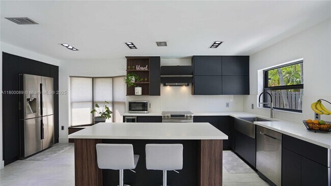 Building Photo - 16887 Royal Poinciana Dr