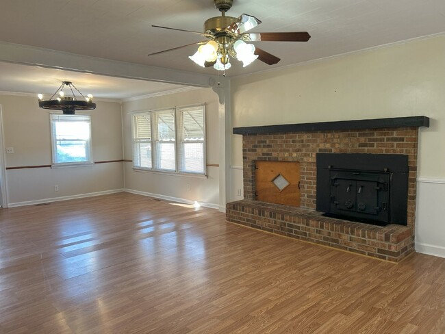 Building Photo - "Charming 3-Bedroom Home with Inviting Spa...