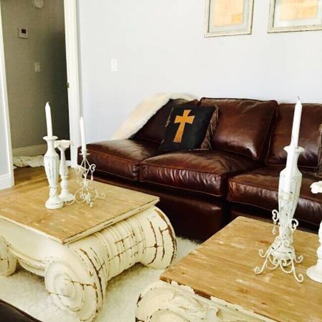 Foto del edificio - This is a great opportunity to rent a 2 bedroom at a competitive price in Tarzana.