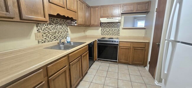 Building Photo - 411 Shadow Oaks Dr