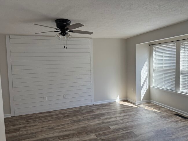 Foto del edificio - 204 Treeline Ln