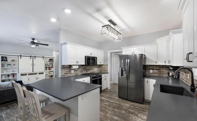 Building Photo - 304 Palomino Dr