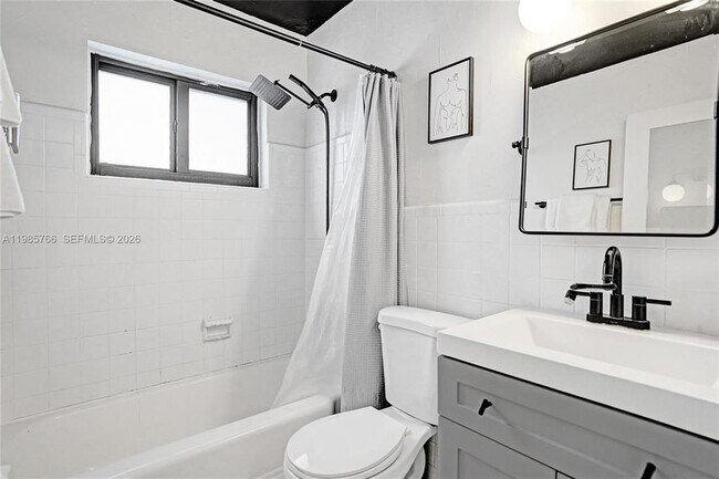 Foto del edificio - 754 NE 40th St