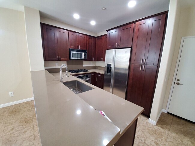 Building Photo - Gorgeous 3 Bed | 2.5 Bath Townhome in Windingwalk!