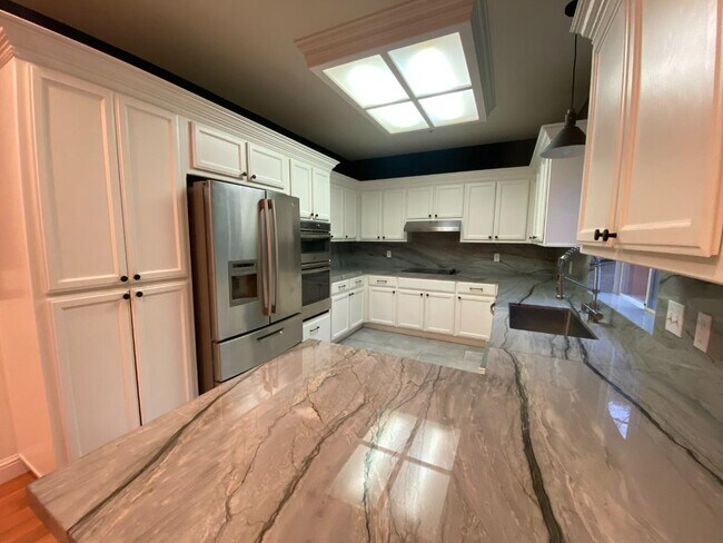 Building Photo - 15600 La Jolla Dr
