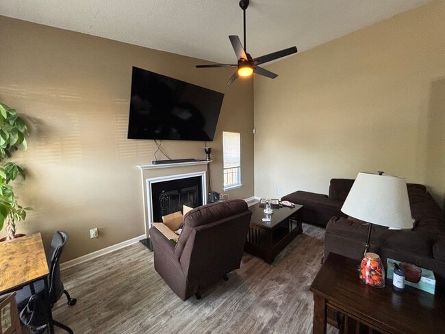 Foto del edificio - 4 Bed 2 Bath UNFURNISHED Home with a Loft and Fenced Backyard in Ogden