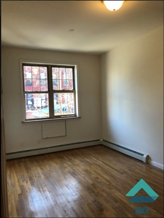 Building Photo - 356 Menahan St