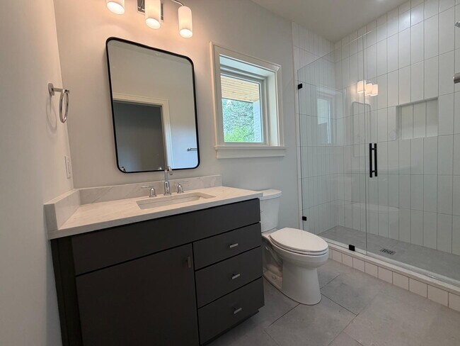 Foto del edificio - "Spacious and Elegant 4-Bedroom Home on Dover Avenue with 3.5 Baths and Nearly 3000 Sq Ft of Livi...