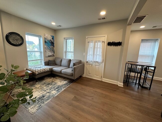 Living area - 115 Susquehanna Ave