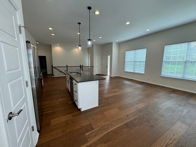 Building Photo - 4 bed 3 bath 2 car garage all maintenance ...