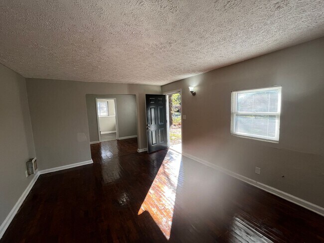 Foto del edificio - **ON HOLD**Total Electric - 2 Bedroom / 1 ...