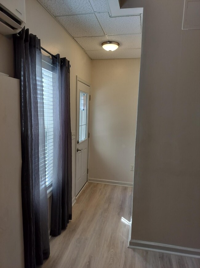Entryway - 531 Hillcrest Cross Rd