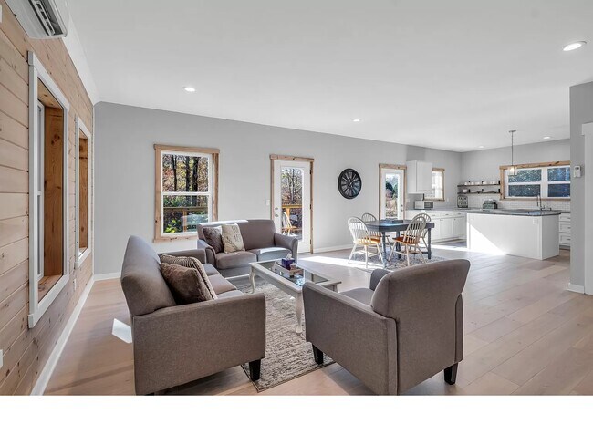 Building Photo - 761 Metal Ford Rd