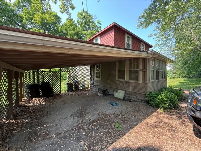 Building Photo - Charming 3-Bedroom Single Family Home in C...