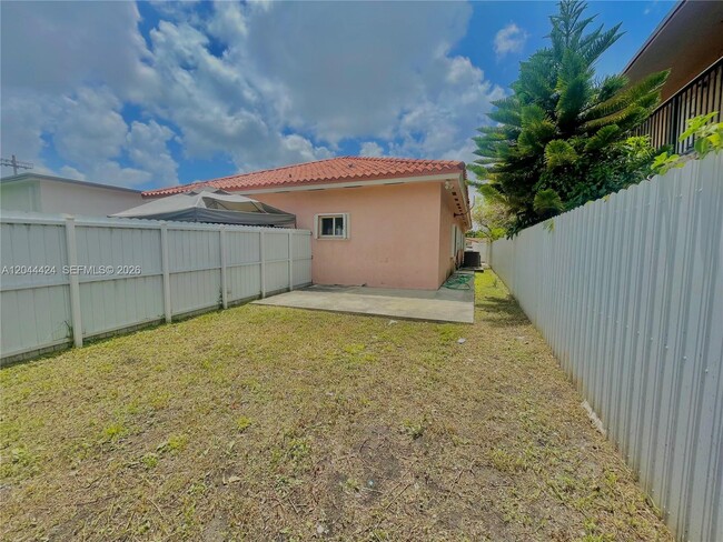 Foto del edificio - 2487 W 5th Ct