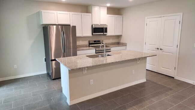 Foto del edificio - Spacious 4 BR 2 BA 2 CG rental in central ...