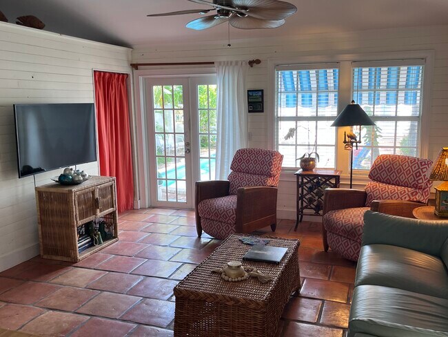 Sala de estar con vista a la piscina. - 525 N Lakeside Dr