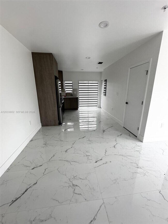Foto del edificio - 19229 NW 37th Ave