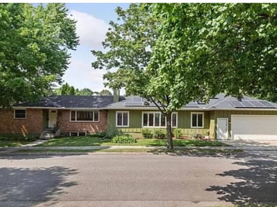 Primary Photo - 4049 York Ave S