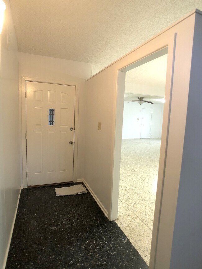 Building Photo - 1410 Casa Grande
