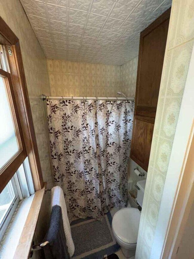 Foto del edificio - Fully furnished 3 bedroom 1 bathroom house!