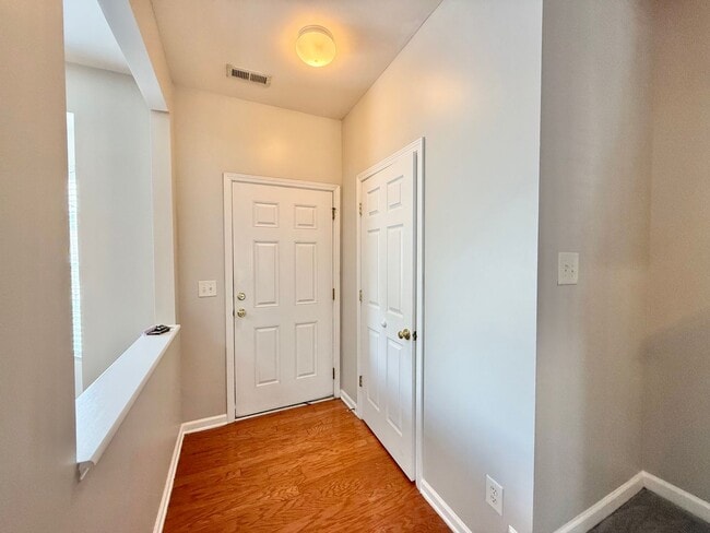 Building Photo - Charming 3BD, 2BA Apex Townhome In a Prime...