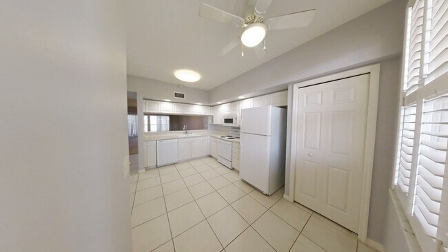 Building Photo - 1200 Country Club Dr