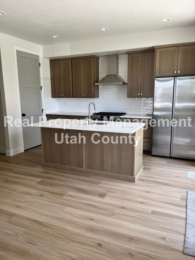 Building Photo - Large Square foot Home