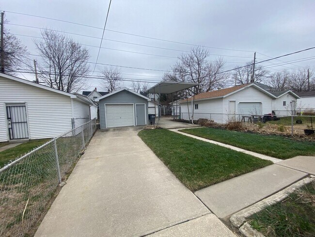 Building Photo - 3 Bed 2 Bath