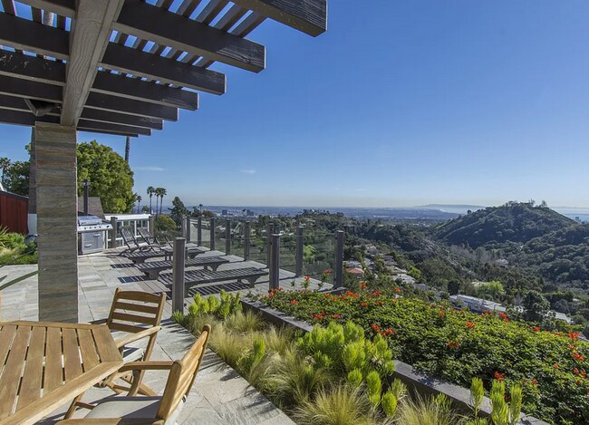 Foto del edificio - Magnificent views! Completely Private! One...