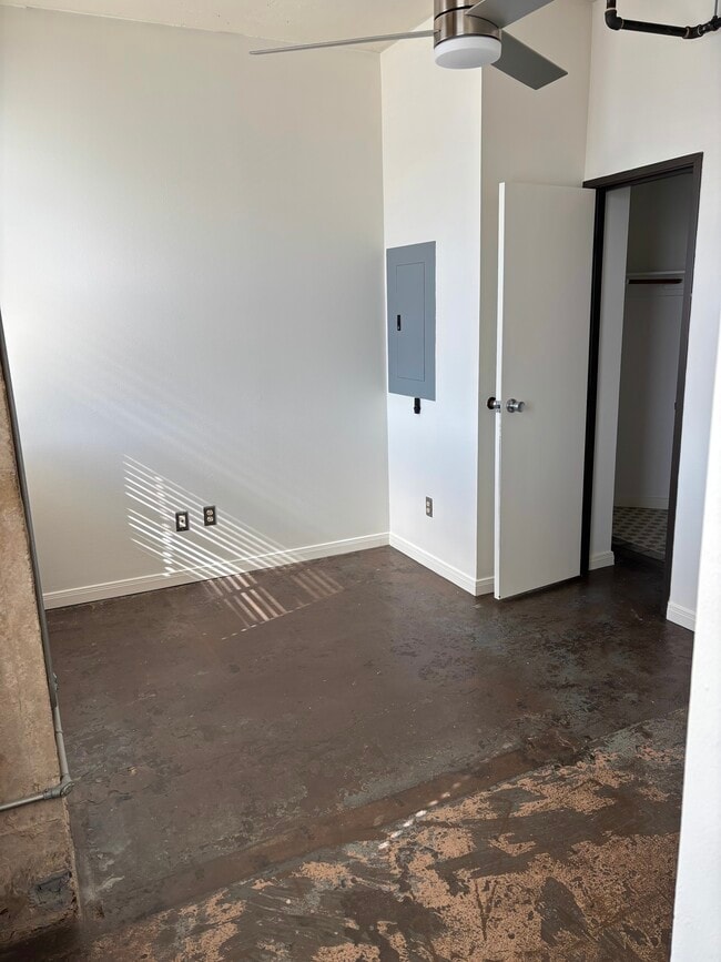 Building Photo - Praetorian Building