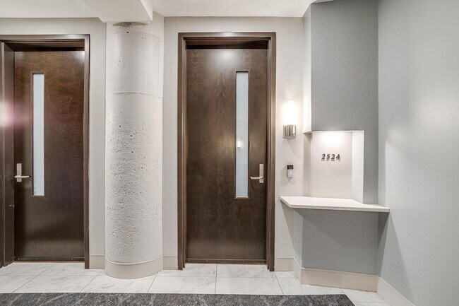 Foto del edificio - Come Live in Historic Montgomery Plaza- East Tower- 2 bed, 2 bath- 76107