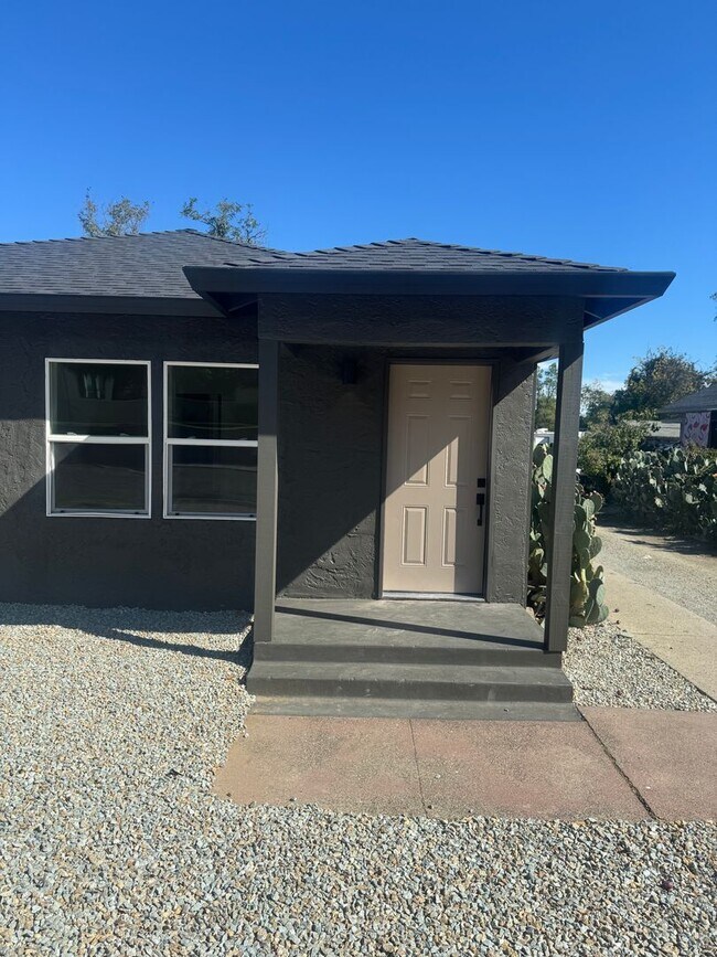 Foto del edificio - ***$500 OFF 1st MONTH!*** 2 BED 1 BATH IN DOWNTOWN REDDING, CA!