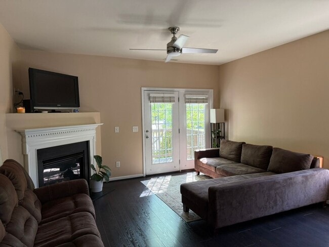Building Photo - Available June 1st - 2 Bed, 2.5 Ba End-Unit Townhouse
