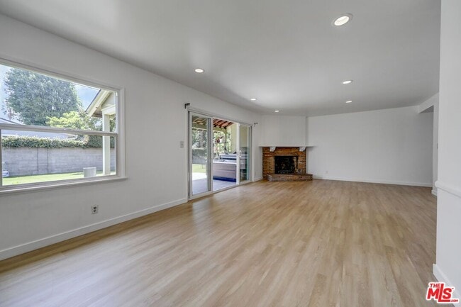 Building Photo - 6044 Varna Ave